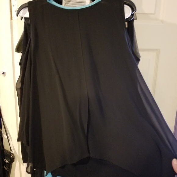 Flowing blouse with necklace - Picture 4 of 6